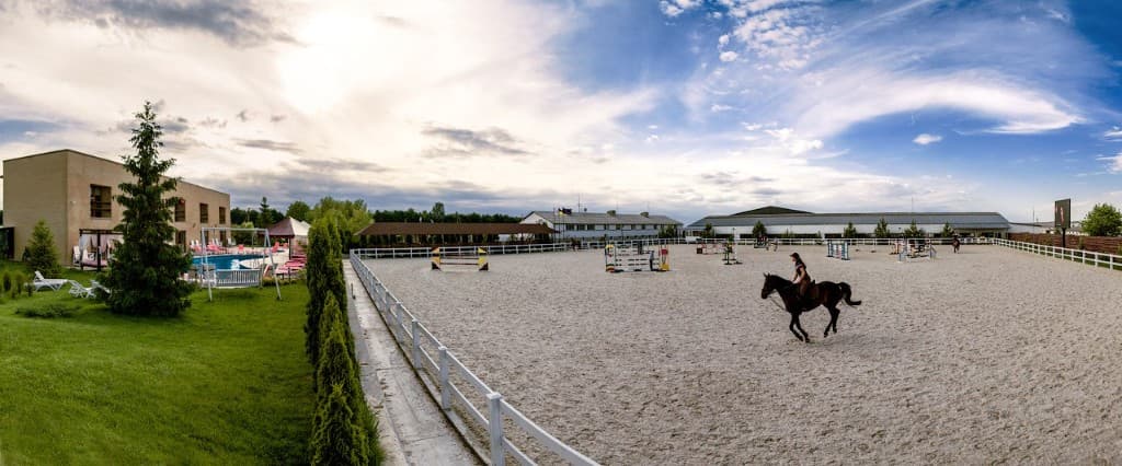 Комплекс Dergachov: манеж, басейн, територія