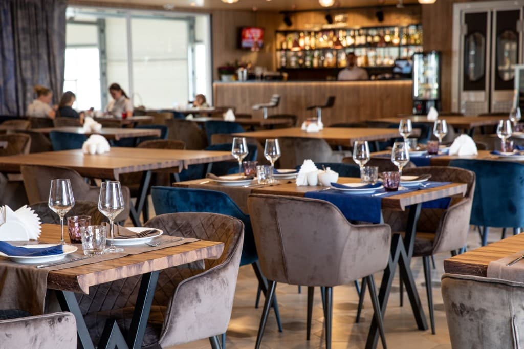 Зал ресторану Dergachov